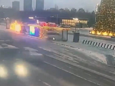 Газ бен тежегішті шатастырған: Астанада жүргізуші аялдаманы қиратты