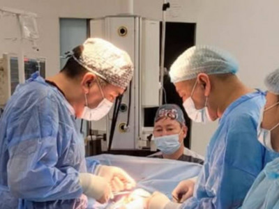 Шымкентте дәрігерлер 4 жасар баланың ішінен үлкен ісікті алып тастады