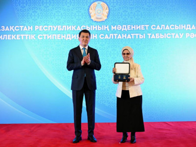 «Халық қаһарманы» Бауыржан Момышұлының туыстарына Президент атынан Алтын жұлдыз бен «Отан» орденін тапсырды