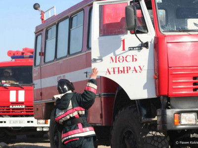 Атырауда көпқабатты тұрғын үйдегі өрт кезінде 2 адам құтқарылды