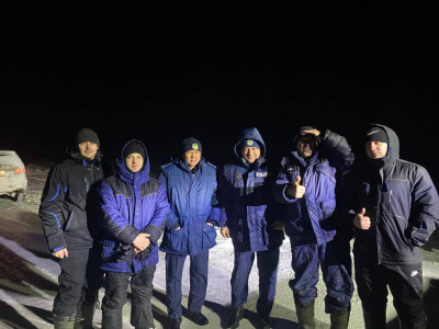 Шығыс Қазақстанда полицейлер жүргізушілерді қар құрсауынан құтқарды