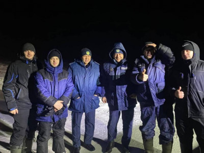 Шығыс Қазақстанда полицейлер жүргізушілерді қар құрсауынан құтқарды
