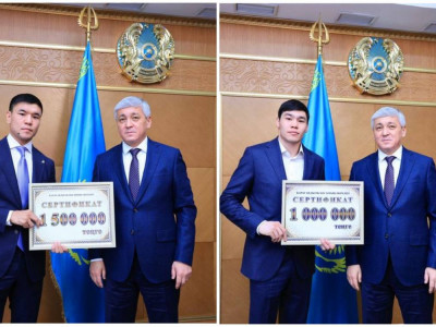 Қарағанды облысының әкімі екі спортшыға ақшалай сертификат табыстады