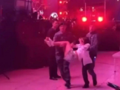 Лауазымды полицейдің әйелі Джей Лоның концертінде төбелескен: Сот үкім шығарды