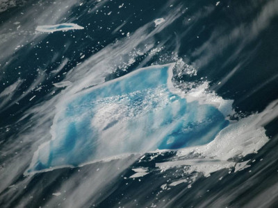 Әлемдегі ең ірі айсбергтің бірі түсін өзгертті