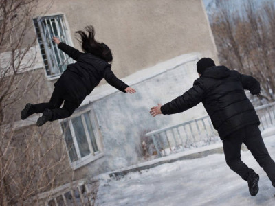 Қарағандыда әйел адам үшінші қабаттан құлап кеткені туралы ақпарат тарады (ВИДЕО)