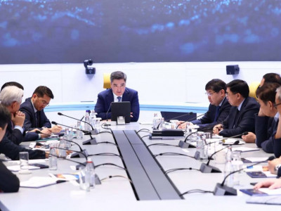 Олжас Бектенов сарапшылармен ел экономикасын дамыту жолдарын талқылады