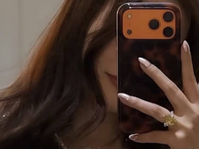 Әнші Ерке Есмахан 10 караттық сақинасын көрсетті (ВИДЕО)