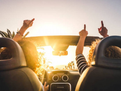 Көлік жүргізгенде ән тыңдап отырған дұрыс па