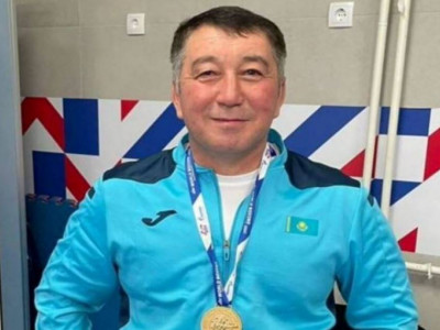 "Доп секілді анда-мында тептіңіздер": Бас бапкерліктен кеткен Қайрат Сәтжановтың қызы желіде жазба қалдырды