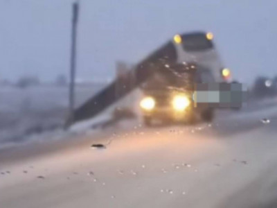 Шахтинск қаласы маңында 50 жолаушы мінген автобус жол апатына түсті