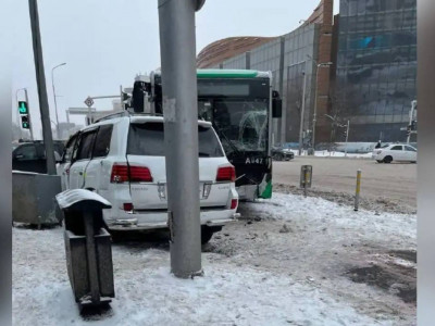 Астанада Lexus көлігі мен автобус соқтығысты