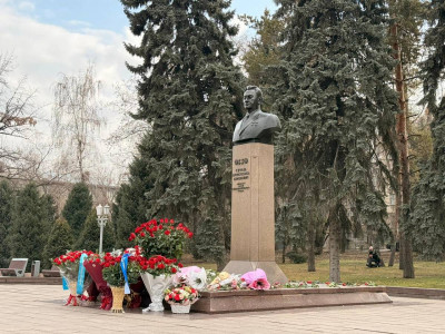 Алматыда Дінмұхамед Қонаевтың ескерткішіне гүл шоқтары қойылды