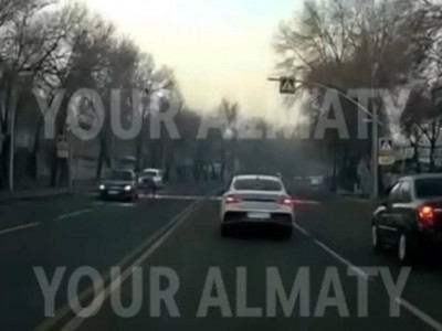 Алматыда жаяу жүргіншілер өткелінде әйелді көлік қағып кетті