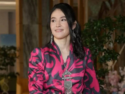 "Өзім зорға жүрмін": Назым Қызайбай отбасылық видео жариялады