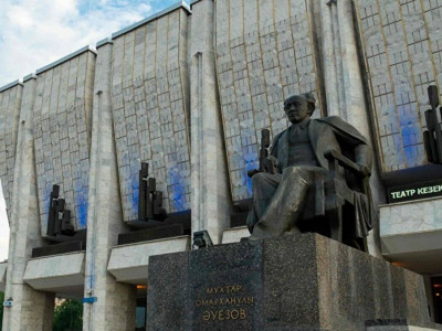 Аида Балаева Әуезов театрының 100 жылдығымен құттықтады