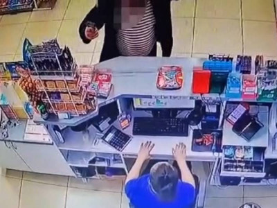 Оралда ер адам жанармай құю бекетіне екі тапанша ұстап кірген (ВИДЕО)