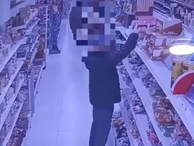 Жаңа жыл қарсаңында ер адамның шоколад ұрлаған сәті бейнекамераға түсіп қалған