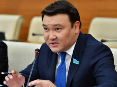 «Марапат пен атақ – базарда сатылатын сувенир сияқты»: Депутат «атақ саудасын» сынға алды