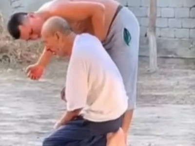 «Қазақ халқынан кешірім сұраймын»: Түркістанда әкесін ұрып-соққан ер адам сотта жылап жіберді