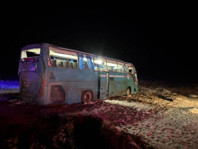 Маңғыстауда жолаушылар автобусы апатқа ұшырап, 4 адам қаза тапты