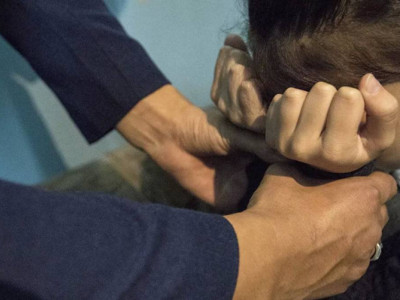 «Аузына шанышқыны қыздырып басқан»: Шымкентте туған балаларына озбырлық көрсеткен әйел ұсталды