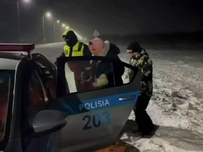 Ақтөбе облысында жолда тұрып қалған автобустан 46 шетелдік эвакуацияланды