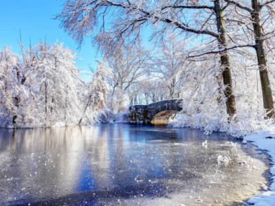 Екібастұзда төрт балықшы отырған шағын автобус мұз астына түсіп кетті