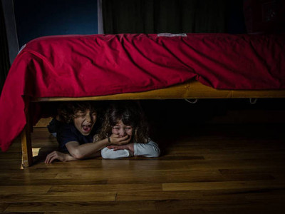 «Денесін үтікпен күйдірген»: Шымкентте өз балаларына зәбір көрсеткен ананың ісі қаралып жатыр