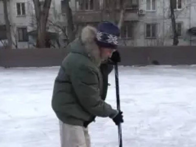 Алматылық зейнеткер 40 жыл бойы мұз айдынын өз қолымен жасап жүр