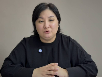 "Өлтіреміз деп қорқытты": Ұлының еміне жиналған ақшаны жымқырды деп айыпталған әйел өз шындығын айтты