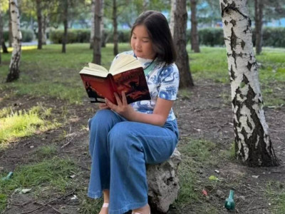 "Смартфонға, теледидарға телмірмейді": елордалық жеткіншек 850 кітап оқыған