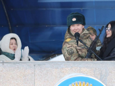 Ұландық сарбаз ант қабылдау рәсімінде сүйіктісіне тосынсый жасады