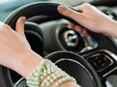 Шымкенттегі автоцонда емтихан тапсырушы қыз көлікті аударып алған (ВИДЕО)