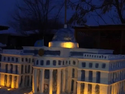 БҚО тұрғыны қардан Ақорданың макетін жасап шықты