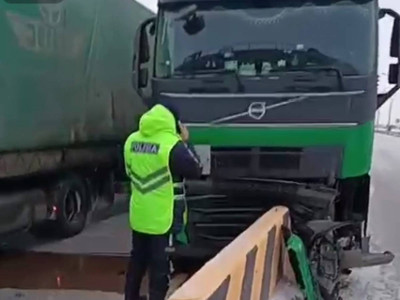 Астанада ұйықтап кеткен жүргізуші қоршауға соғылды