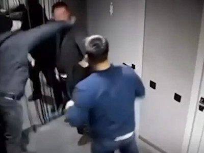 Атыраудың түнгі клубында бір адамды жабылып сабағандар ұсталды