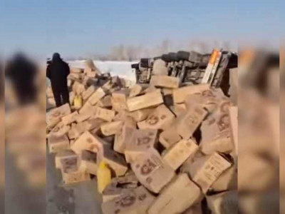 Шығыс Қазақстанда жүк көлігі аударылып кетті