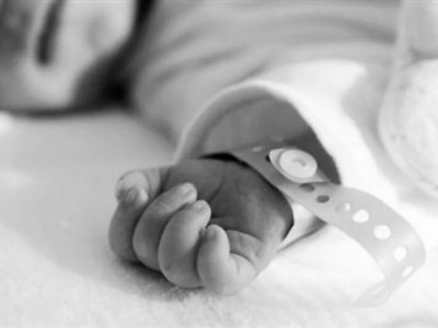 «Арқасына тілік салған»: Бір айлық сәби емшіге барғаннан кейін қайтыс болған