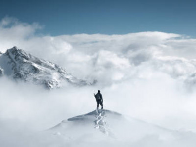 Алматы тауларында аяғын сындырып алған 59 жастағы альпинист құтқарылды