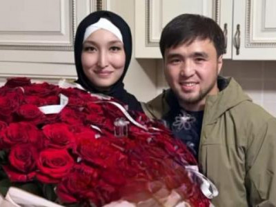 «Анам таңдаған қызға үйлендім»: Елдос Сметов әйелімен қалай танысқанын айтты (ВИДЕО)