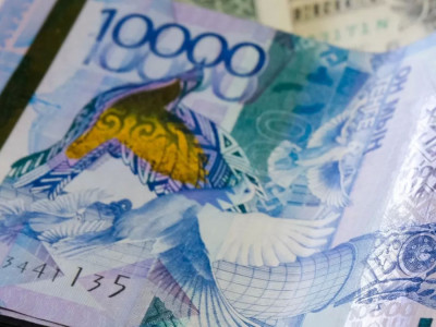 Ескі 10 000 теңгелік банкноттар айналымнан қашан алынады?