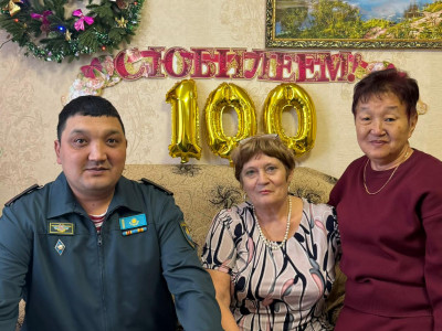 Павлодарда Ұлттық ұлан әскери қызметшілері жүзге жеткен соғыс ардагерін құттықтады