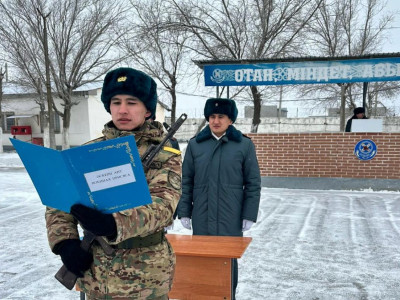 Ұлттық ұлан офицері туған інісінен Әскери ант қабылдады