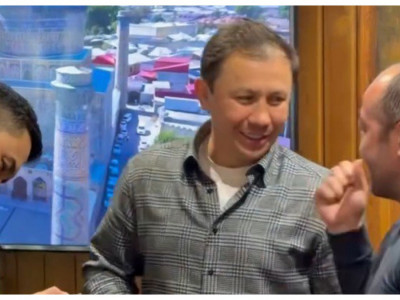 Геннадий Головкин Өзбекстан құрамасының бокстан бас бапкеріне сыйлық табыстады (ВИДЕО)