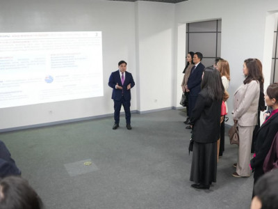 Дархан Жазықбай «Талдау мектебі» тыңдаушыларымен кездесті