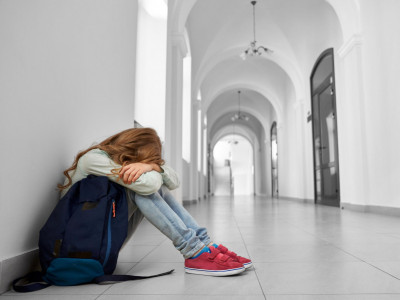 Ақтауда қыз баланы бір топ жасөспірім соққыға жыққан