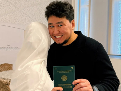 «Өгей бала туғанындай болмайды»: Жахан Отарғалиевтің әйелі актердің отбасындағы шынайы болмысын ашып айтты (ВИДЕО)