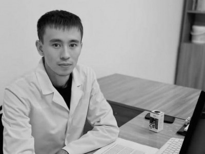 «Адам итке де олай жасамайтын шығар»: Жаңаөзенде қайтыс болған жас дәрігердің анасы әділдік іздейді