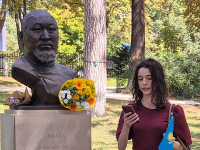 Парижде қазақ тілін насихаттап жүрген француз қыз